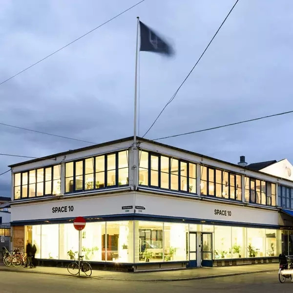 宜家與創(chuàng)意機(jī)構(gòu)合作 展覽結(jié)合智能設(shè)備的極簡(jiǎn)家具(圖2)