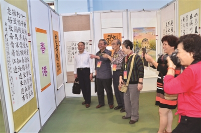 書畫攝影愛好者賞評海峽兩岸老年書畫交流會參展作品 （記者 張偉斌 攝）