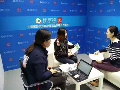 展會(huì)進(jìn)行當(dāng)中，貝適寶創(chuàng)始人之一的張冉冉女士在百忙之中也接受了騰訊汽車記者的專訪，暢談未來(lái)兒童安全座椅行業(yè)的發(fā)展趨勢(shì)，兒童安全座椅產(chǎn)品的功能期望以及自家智能座椅產(chǎn)品的一些細(xì)節(jié)。同時(shí)以一個(gè)孩子母親的角度也呼吁國(guó)內(nèi)兒童出行安全體系能夠盡快得以完善，為寶寶的出行安全營(yíng)造一個(gè)良好社會(huì)氛圍，她表示，隨著國(guó)內(nèi)家庭汽車保有量的逐年增長(zhǎng)，提升國(guó)內(nèi)父母的兒童出行安全意識(shí)現(xiàn)如今已經(jīng)迫在眉睫。